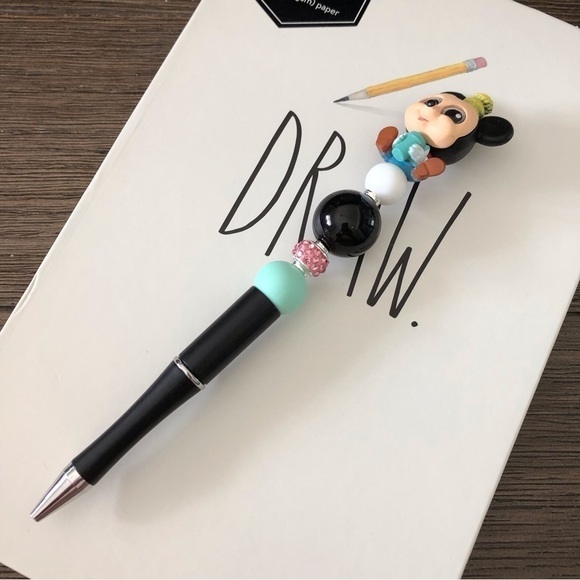 Disney Doorables: Mickey & Friends: Mickey Mouse handmade beaded pen - Picture 2 of 3